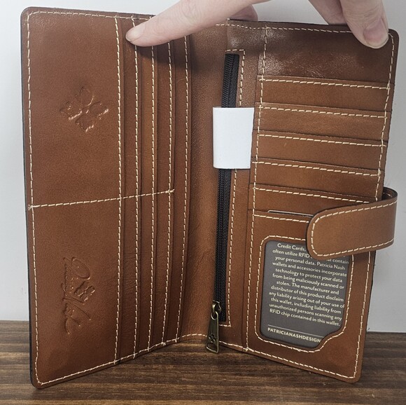Patricia Nash Valentia II RFID Bifold Magnetic Snap Wallet Wristlet Tan NWT $109 - Picture 3 of 8